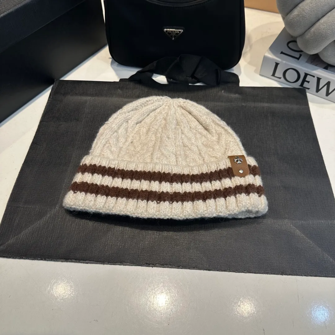 P60 Crow Heart Autumn and Winter Wool Knitted Beanie This must be the favorite of minimalism. It is clean, neat, fashionable and versatile, and will definitely not be picky about your face shape! A fashionable classic that lasts forever! Fashionable black and white can be purchased together!